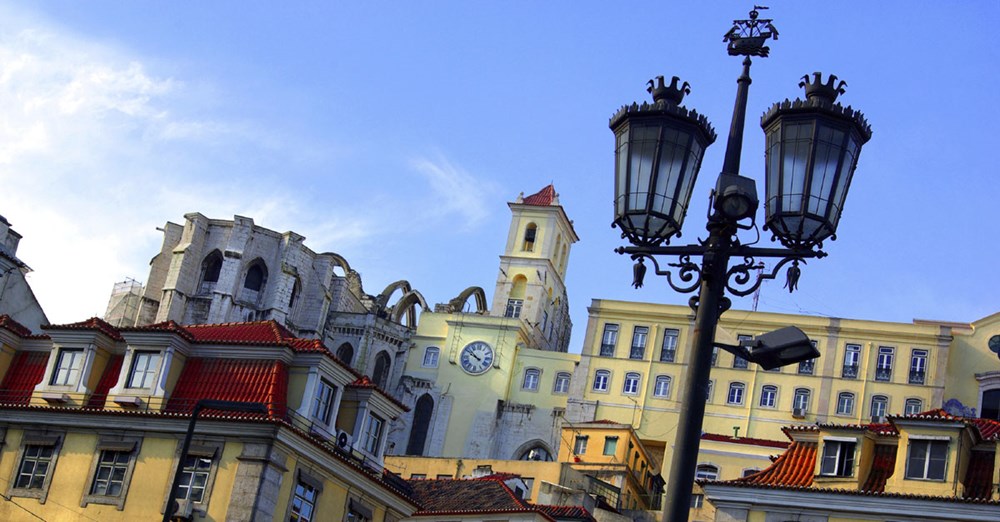 Bilde av gatelampe og bygninger i Lisboa.