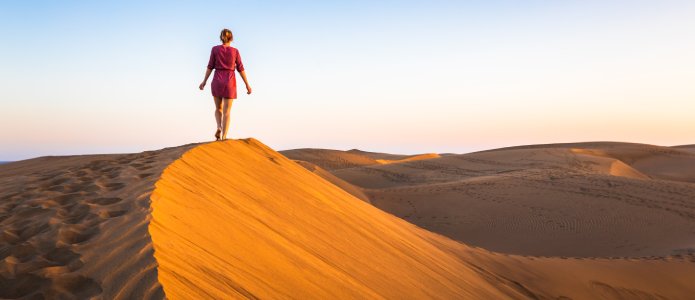 Kvinne nyter ørkenen i Oman