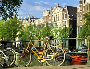 Hyggelig stemning med sykler og kanaler i Amsterdam