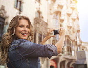 Turist tar bilde av en av Gaudis bygninger i Barcelona