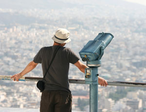 Turist nyter solen og utsikten over Athen