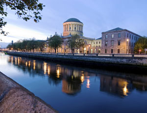 Vår og elven som renner gjennom Dublin