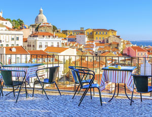 Fortauskafe og utsikt i Lisboa