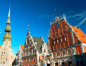 Sol og vakre gamle bygninger i Riga
