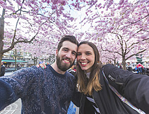 Par tar selfie av kirsebærtrærne i Stockholm