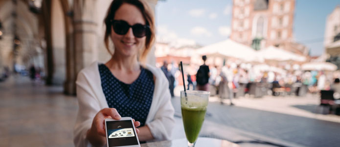 Kvinne betaler regning på kafe i Krakow