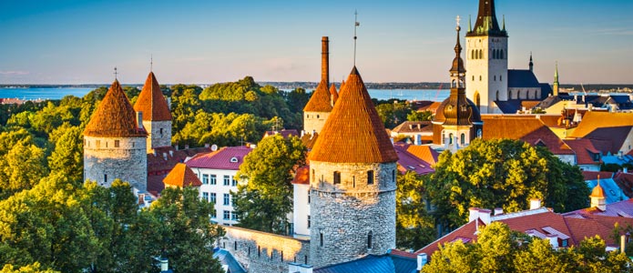 Sol, havutsikt og vakre gamle bygninger i Tallinn