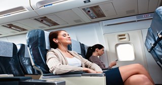 Slik sover du bedre på flyet – tips til flyreisen