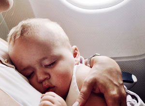 Baby sover på flyet