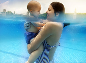 Mor og baby i svømmebassenget