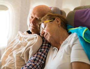 Eldre par sover på fly