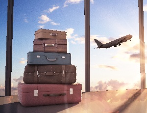 Stablede kofferter i flyplass