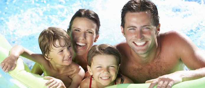 Lykkelig familie i vannet